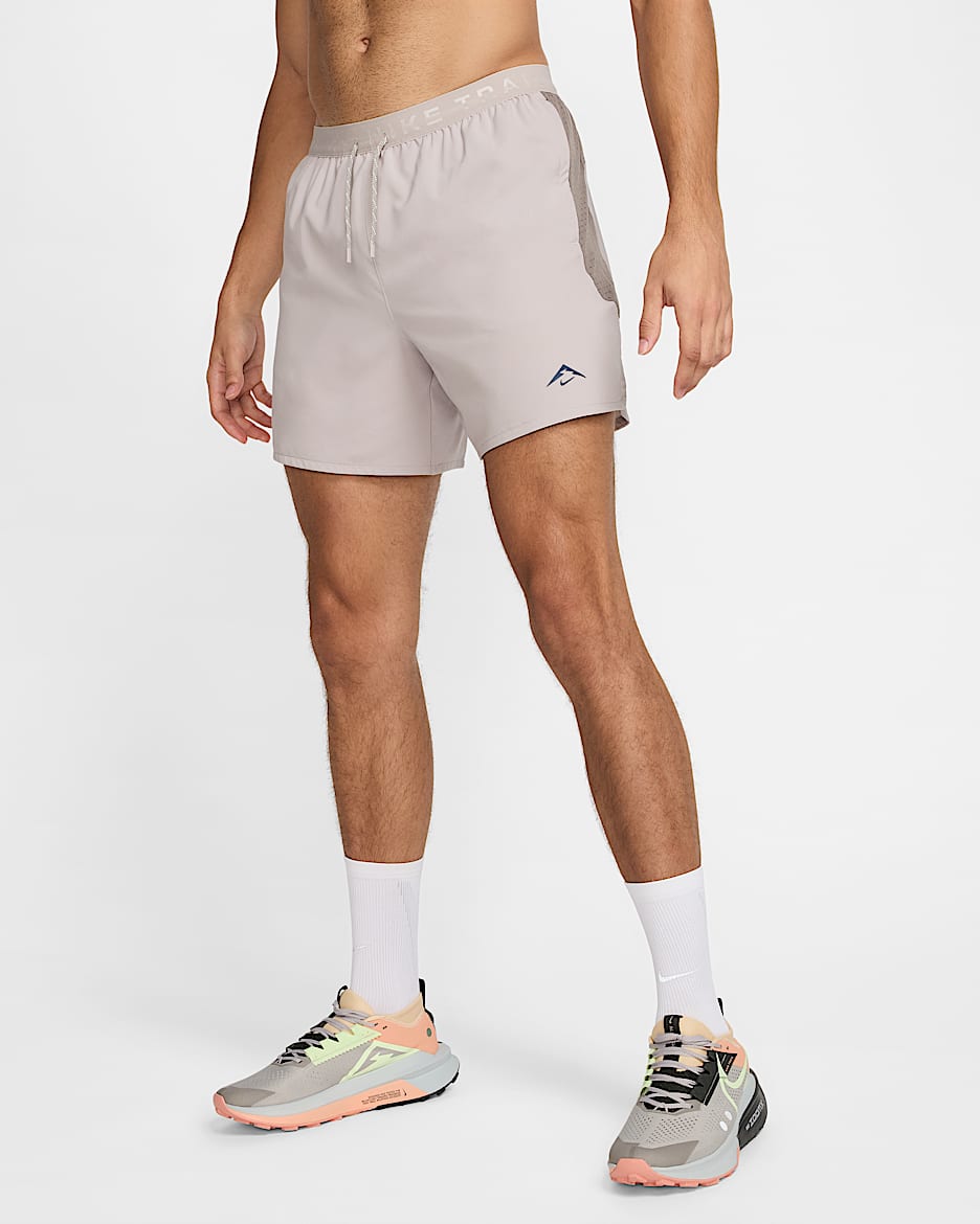 Shorts de correr Dri-FIT de 15 cm con forro de ropa interior para hombre Nike Trail - Gris universitario/Cueva/Voltio ligero/Negro