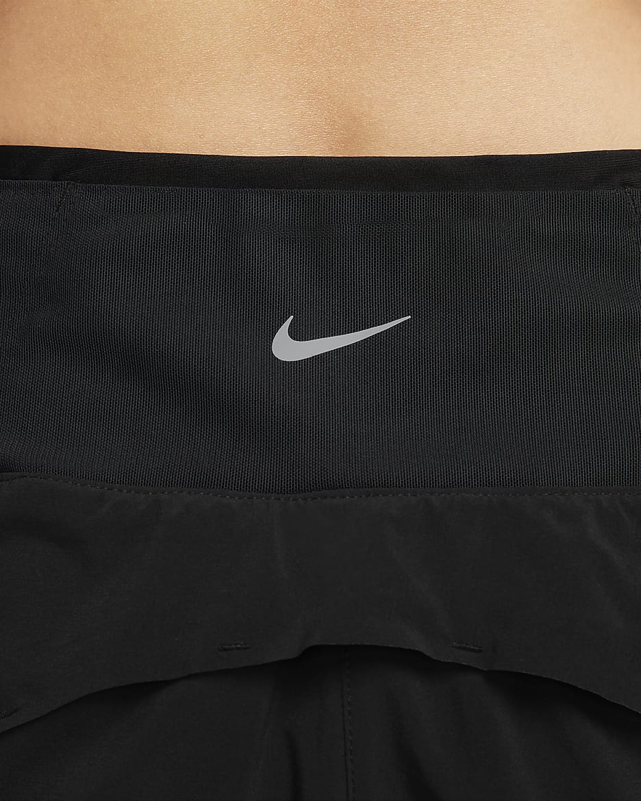 กางเกงวิ่งขาสั้น 3 นิ้วเอวปานกลางผู้หญิงแบบ 2-IN-1 พร้อมกระเป๋า Nike Dri-FIT Swift - ดำ