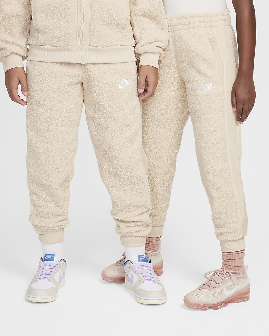 Pants acondicionados para el invierno para niños talla grande Nike Sportswear Club Fleece - Duna/Duna/Blanco