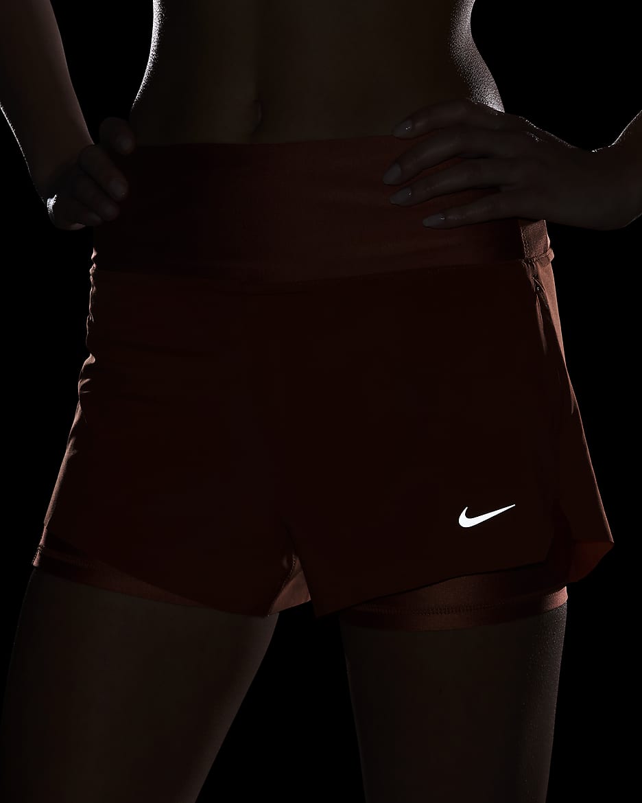 Short de running 2-en-1 avec poches taille mi-basse 8 cm Nike Dri-FIT Swift pour femme - Burnt Sunrise