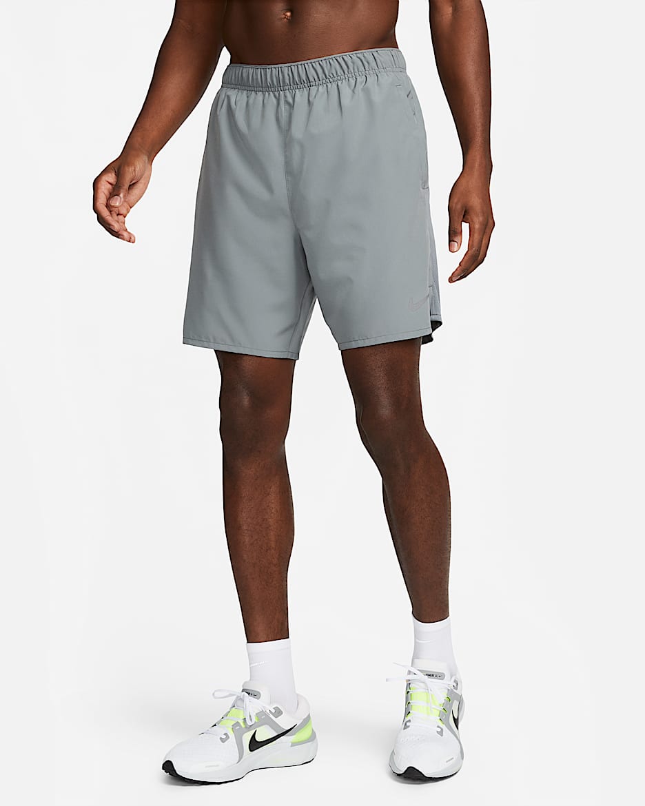 Nike Challenger Dri-FIT 2-in-1 hardloopshorts voor heren (18 cm) - Smoke Grey/Dark Smoke Grey/Zwart