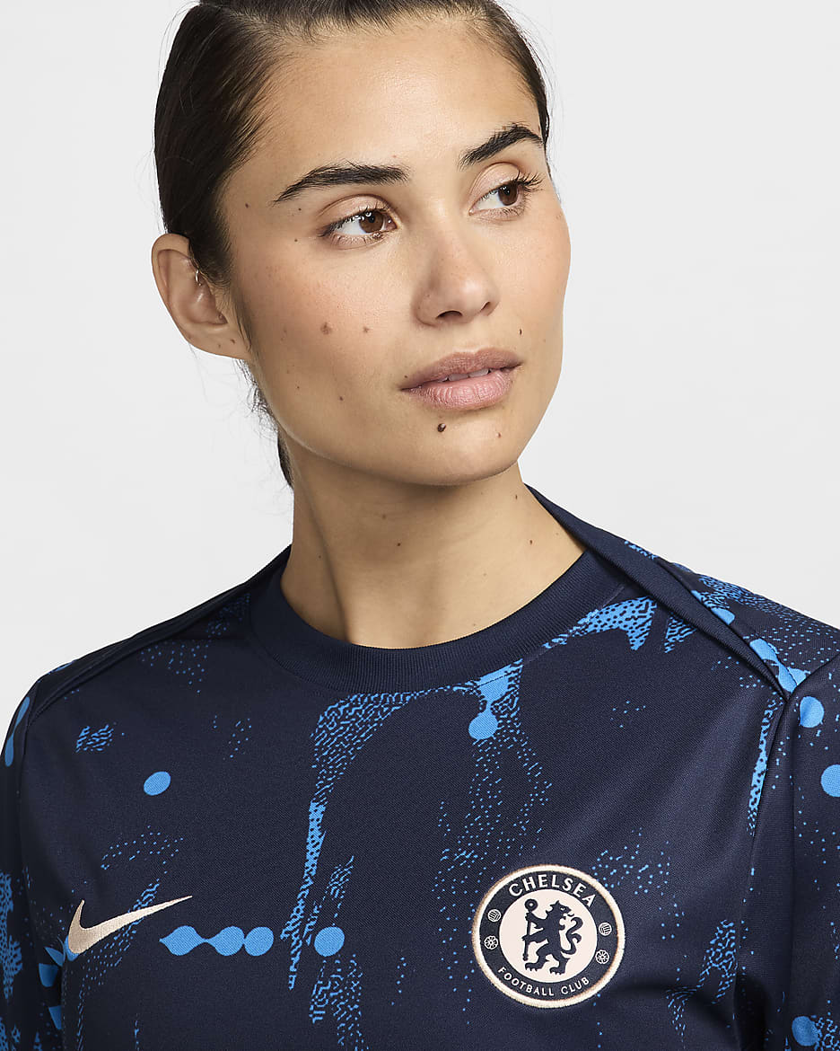 Maglia da calcio pre-partita a manica corta Nike Dri-FIT Chelsea FC Academy Pro – Donna - Ossidiana/Guava Ice