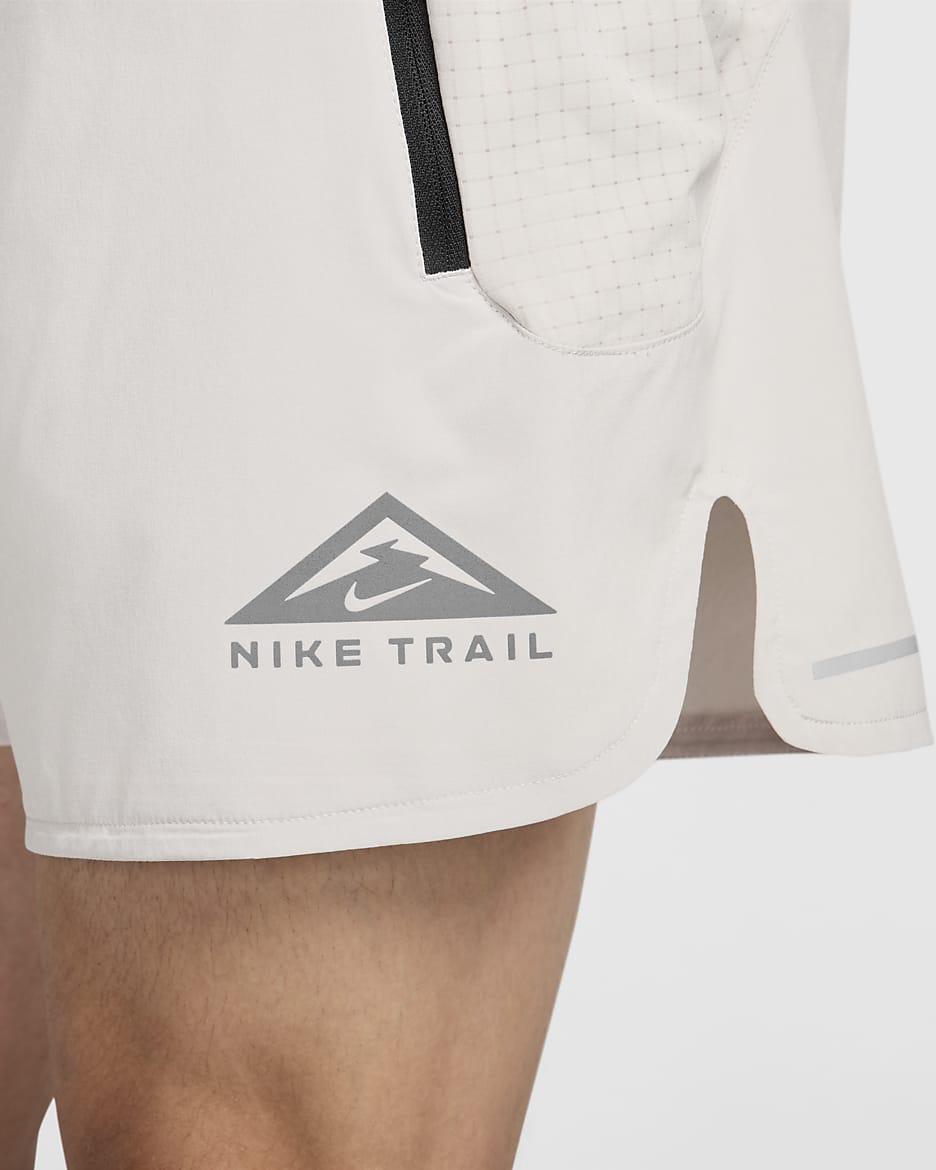 Shorts de correr Dri-FIT de 13 cm con forro de ropa interior para hombre Nike Trail Second Sunrise - Mena de hierro claro/Mena de hierro claro/Negro