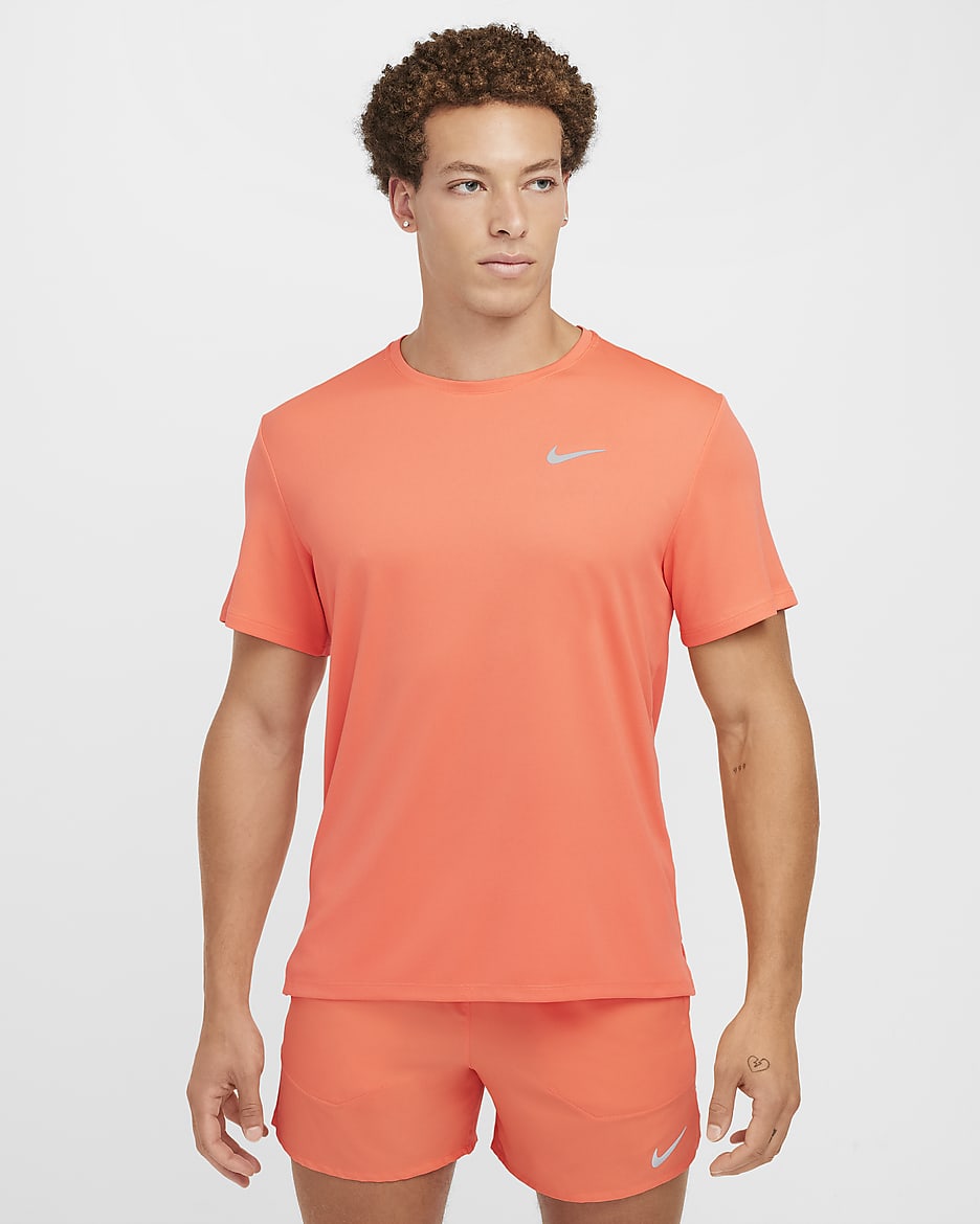 Haut de running à manches courtes Dri-FIT UV Nike Miler pour homme - Light Wild Mango