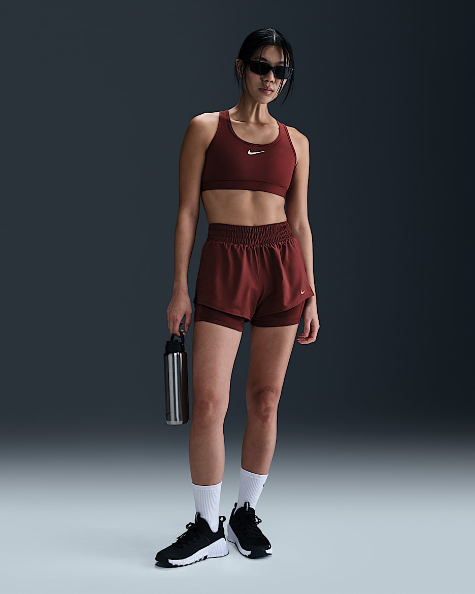Shorts Dri-FIT 2 en 1 de tiro medio de 8 cm para mujer Nike One - Rojo team oscuro