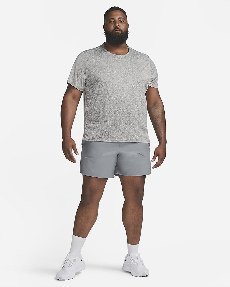 Shorts de correr Dri-FIT de 18 cm con forro de ropa interior para hombre Nike Stride - Gris humo/Negro