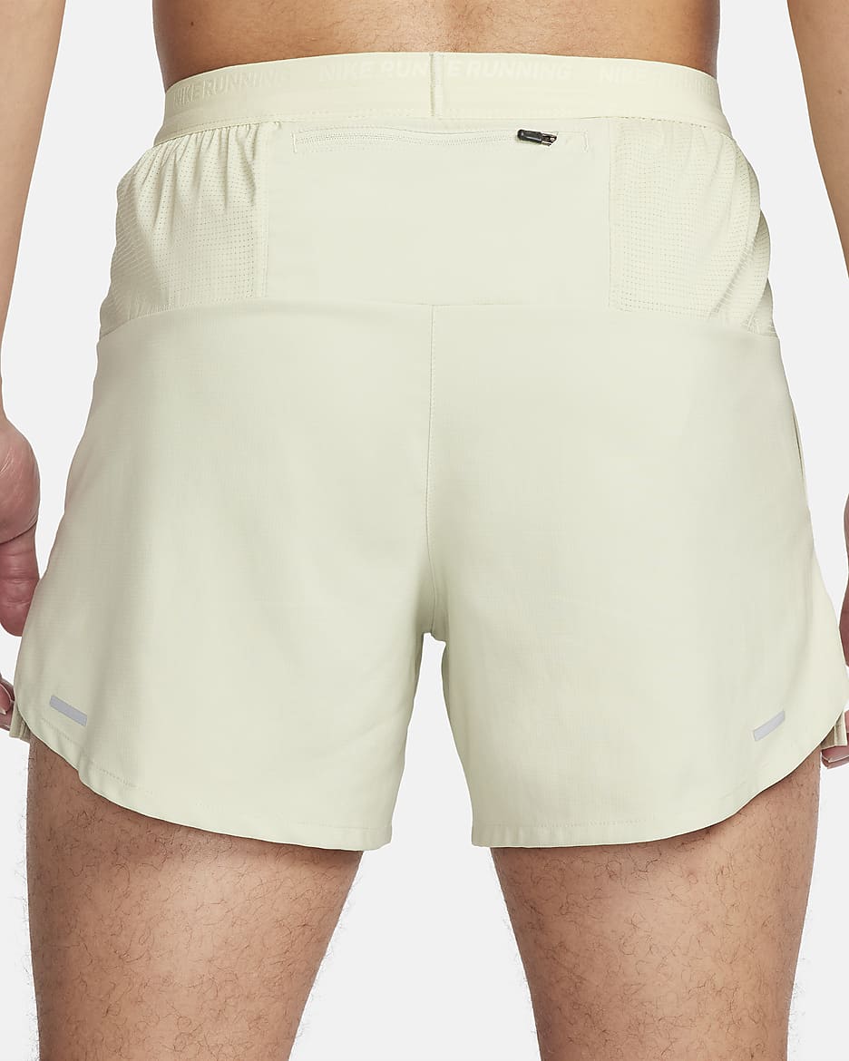 Shorts de correr Dri-FIT de 13 cm con forro de ropa interior para hombre Nike Stride - Aura oliva/Estuco oscuro