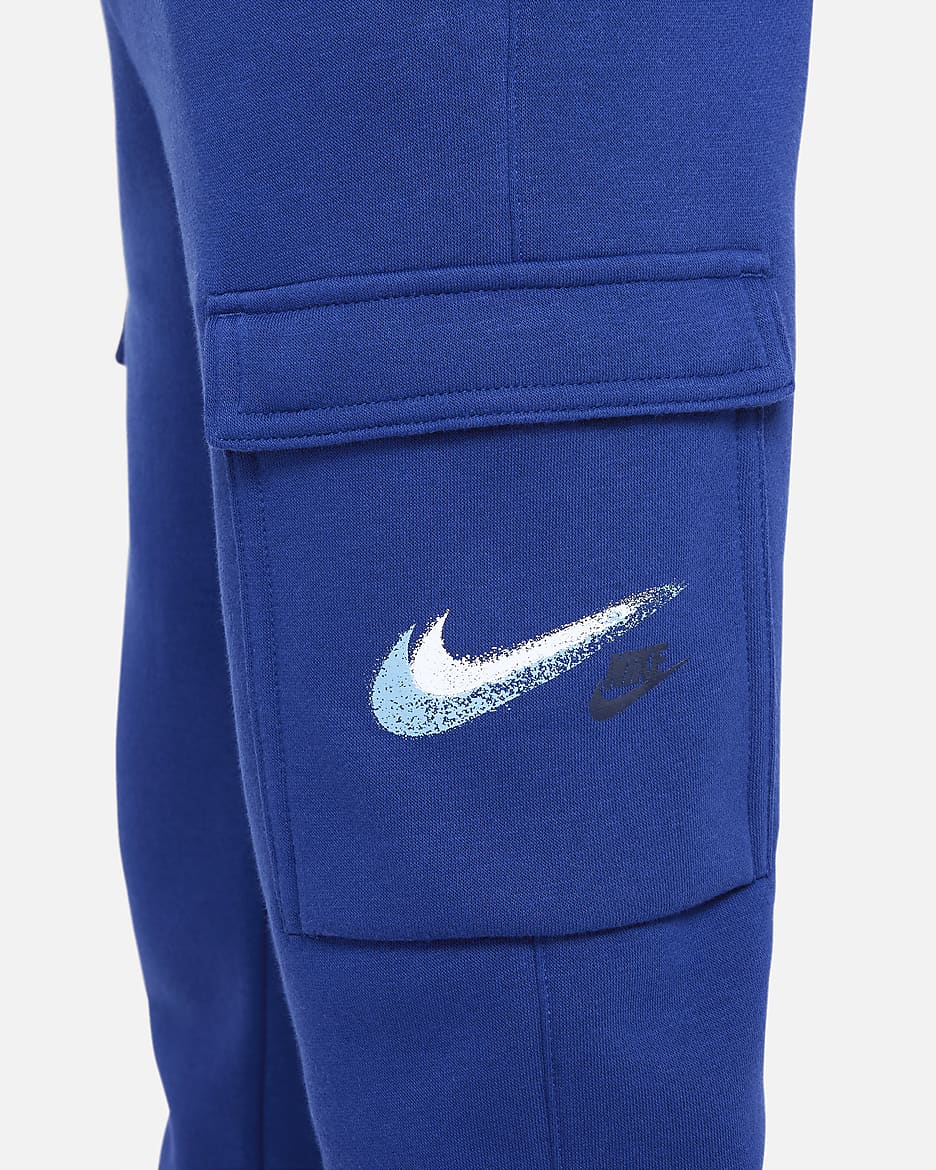 Pantaloni cargo in fleece con grafica Nike Sportswear – Ragazzo - Deep Royal Blue