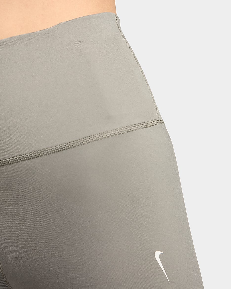 Højtaljede Nike One-cykelshorts (18 cm) til kvinder - Dark Stucco/Sail