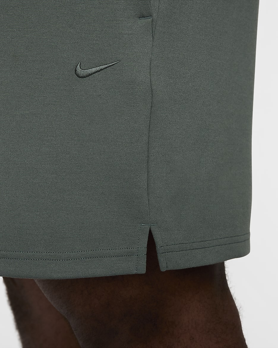 Shorts Dri-FIT de 18 cm sin forro con protección UV versátiles para hombre Nike Primary - Verde vintage/Verde vintage