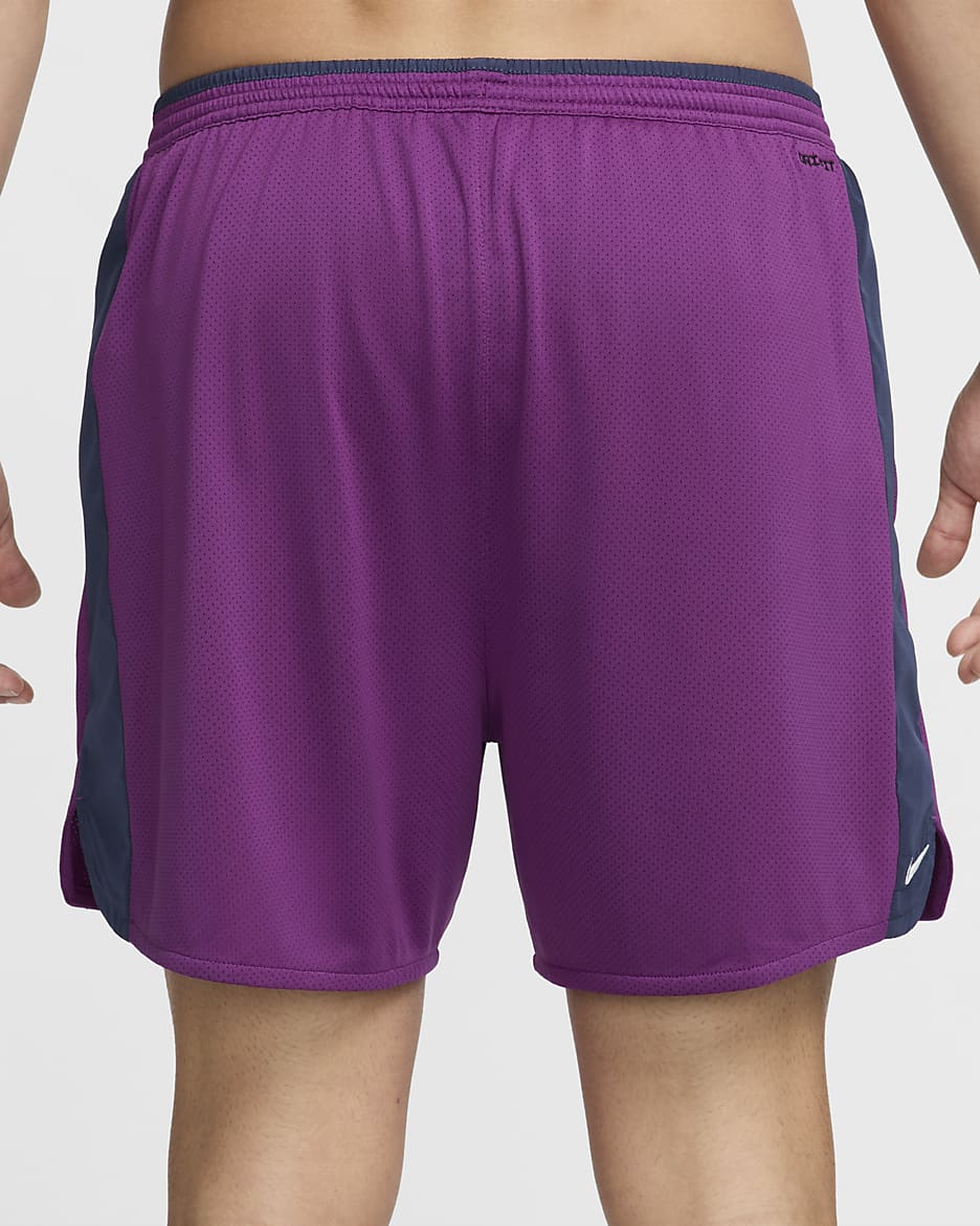 Shorts de correr Dri-FIT de 13 cm con forro de ropa interior para hombre Nike Track Club - Violeta viotech/Azul marino medianoche/Blanco cumbre