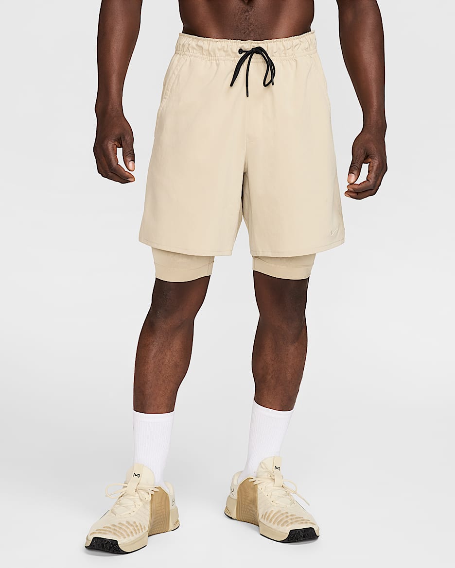 Shorts versátiles Dri-FIT de 18 cm 2 en 1 para hombre Nike Unlimited - Caqui desierto/Caqui desierto/Negro/Caqui desierto