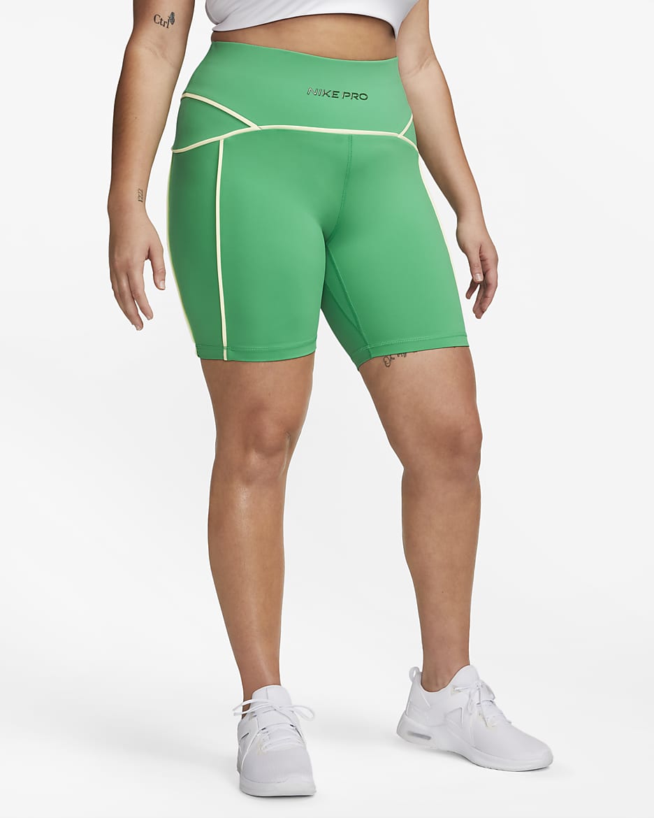 Shorts de ciclista de 18 cm de tiro medio para mujer Nike Pro (talla grande) - Verde estadio/Voltio ligero/Verde desfiladero