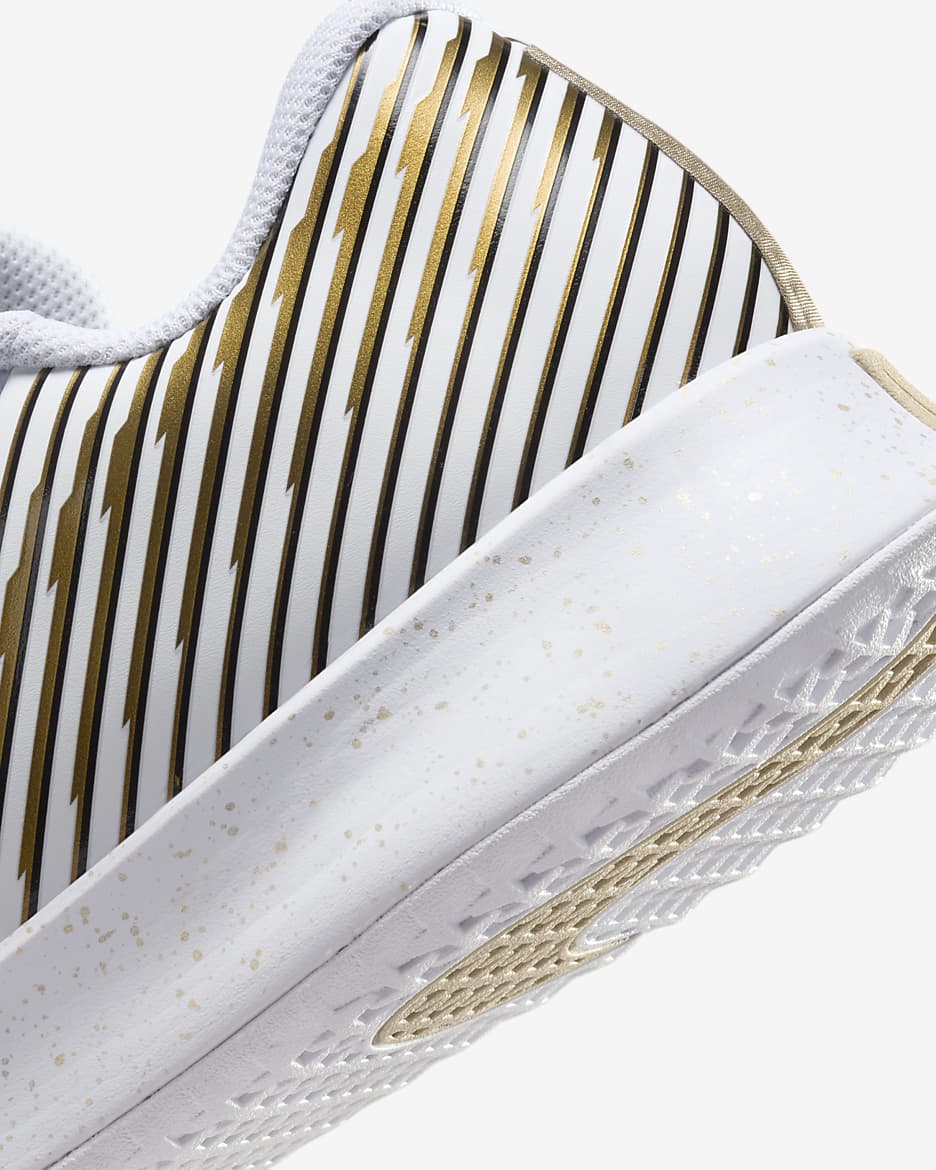 NikeCourt Vapor Pro 2 Sabatilles de tennis per a pista ràpida - Home - Blanc/Grand Purple/Metallic Gold Grain