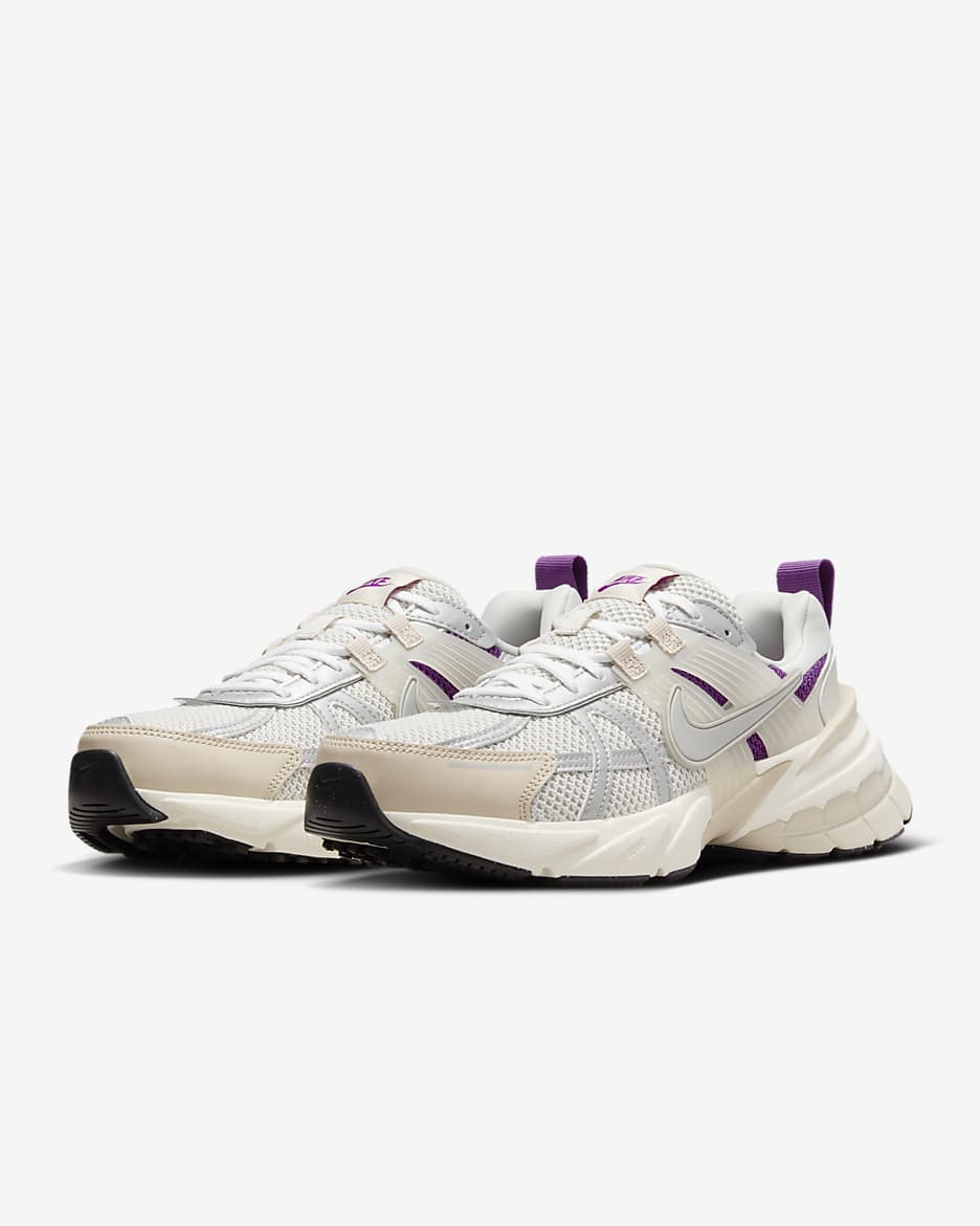 Tenis Nike V2K Run Premium - Hueso claro/Duna/Violeta viotech/Plata metalizado