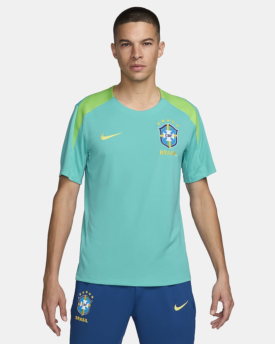 Playera de fútbol de manga corta de tejido Knit Nike Dri-FIT para hombre Brazil Strike - Retro claro/Verde acción/Amarillo dinámico