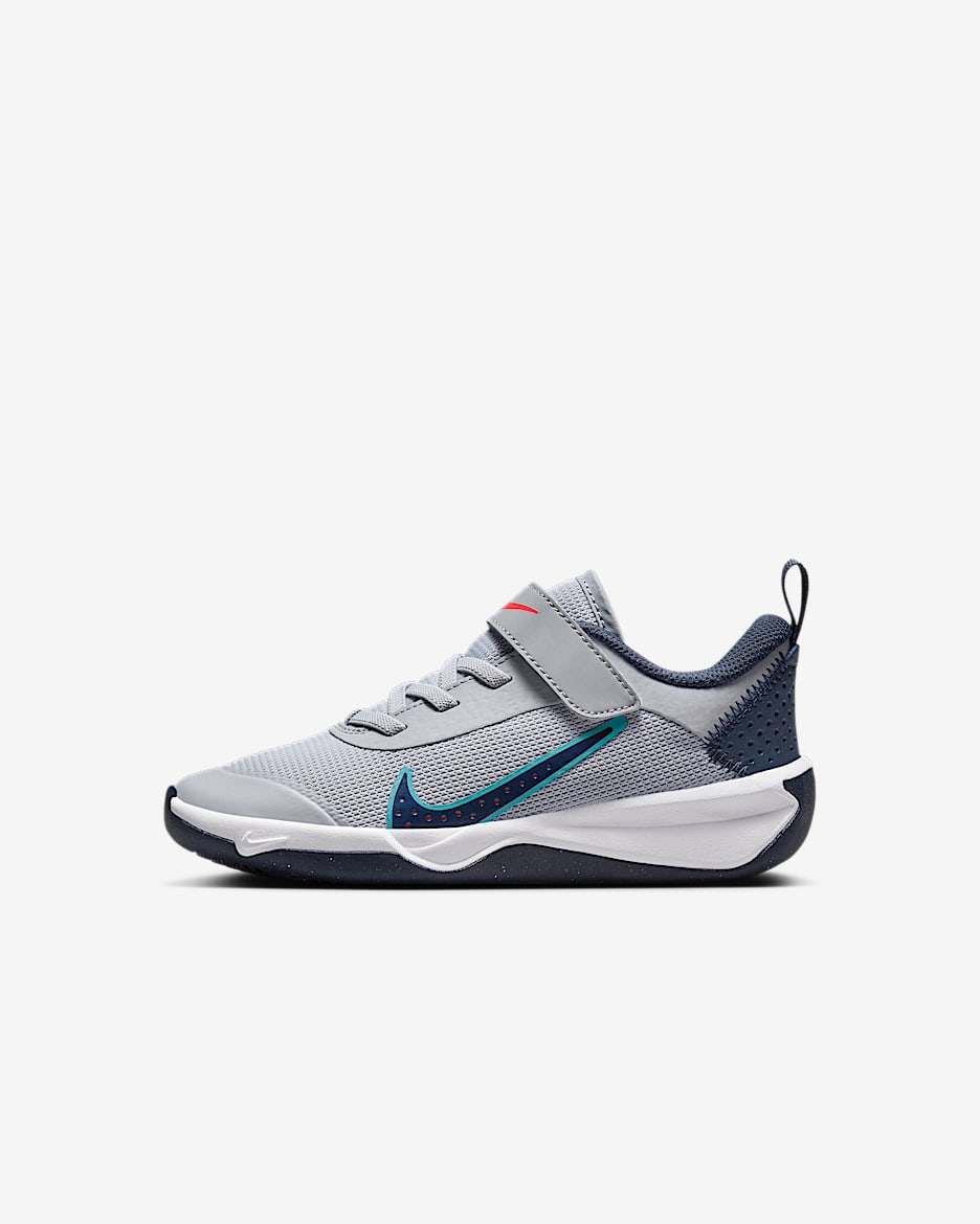 Nike Omni Multi-Court Younger Kids' Shoes - Wolf Grey/Bright Crimson/Dusty Cactus/Thunder Blue