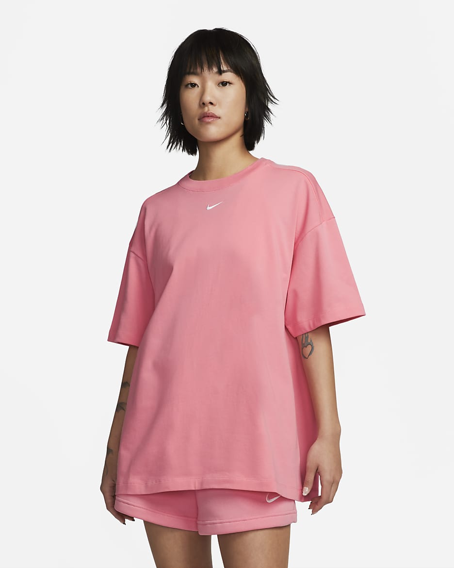 Nike Sportswear Essential 女款加大尺寸短袖 T 恤 - Coral Chalk/白色