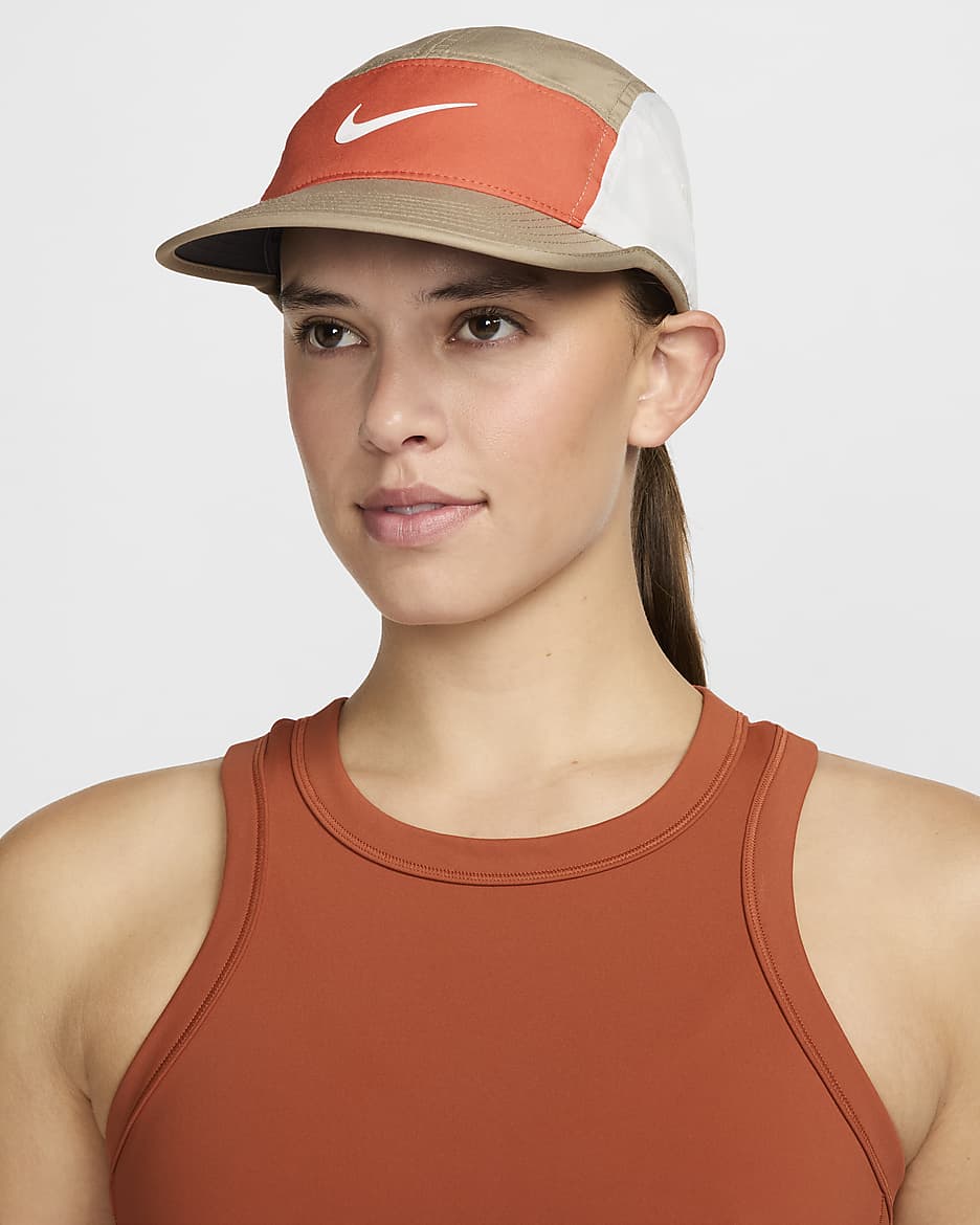 Εύκαμπτο καπέλο jockey με σχέδιο Swoosh Nike Dri-FIT Fly - Khaki/Vintage Coral/Summit White/Λευκό