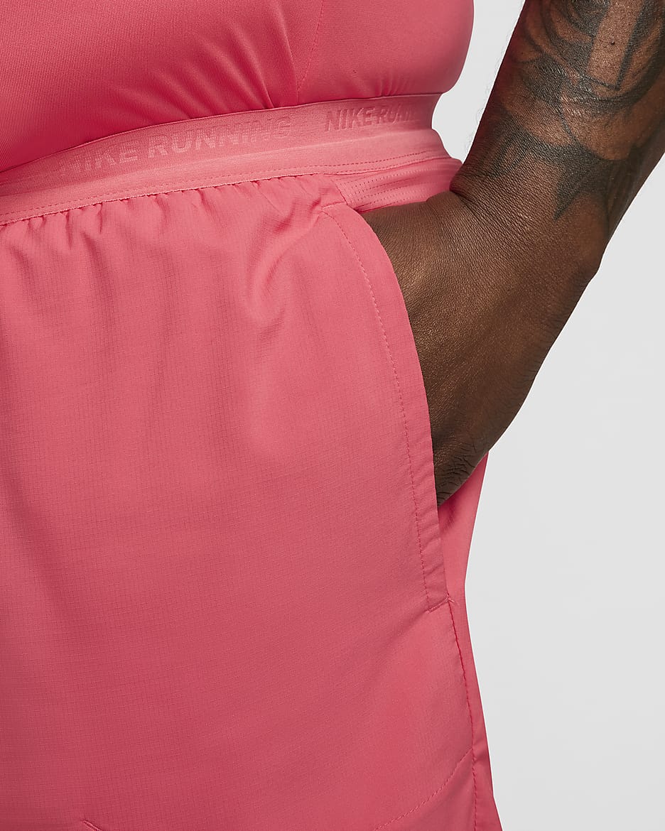 Shorts de correr Dri-FIT de 18 cm con forro de ropa interior para hombre Nike Stride - Rosa margarita/Negro