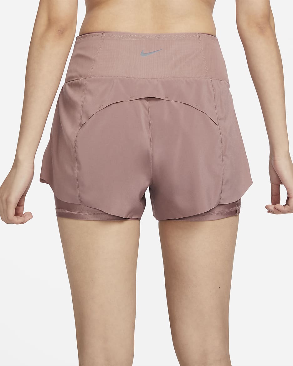 กางเกงวิ่งขาสั้น 3 นิ้วเอวปานกลางผู้หญิงแบบ 2-IN-1 พร้อมกระเป๋า Nike Dri-FIT Swift - Smokey Mauve