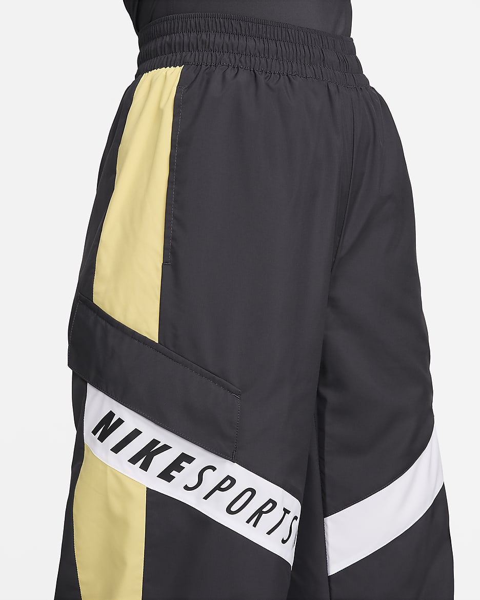 Nike Sportswear-bukser med høj talje til kvinder - Dark Smoke Grey/Saturn Gold/hvid