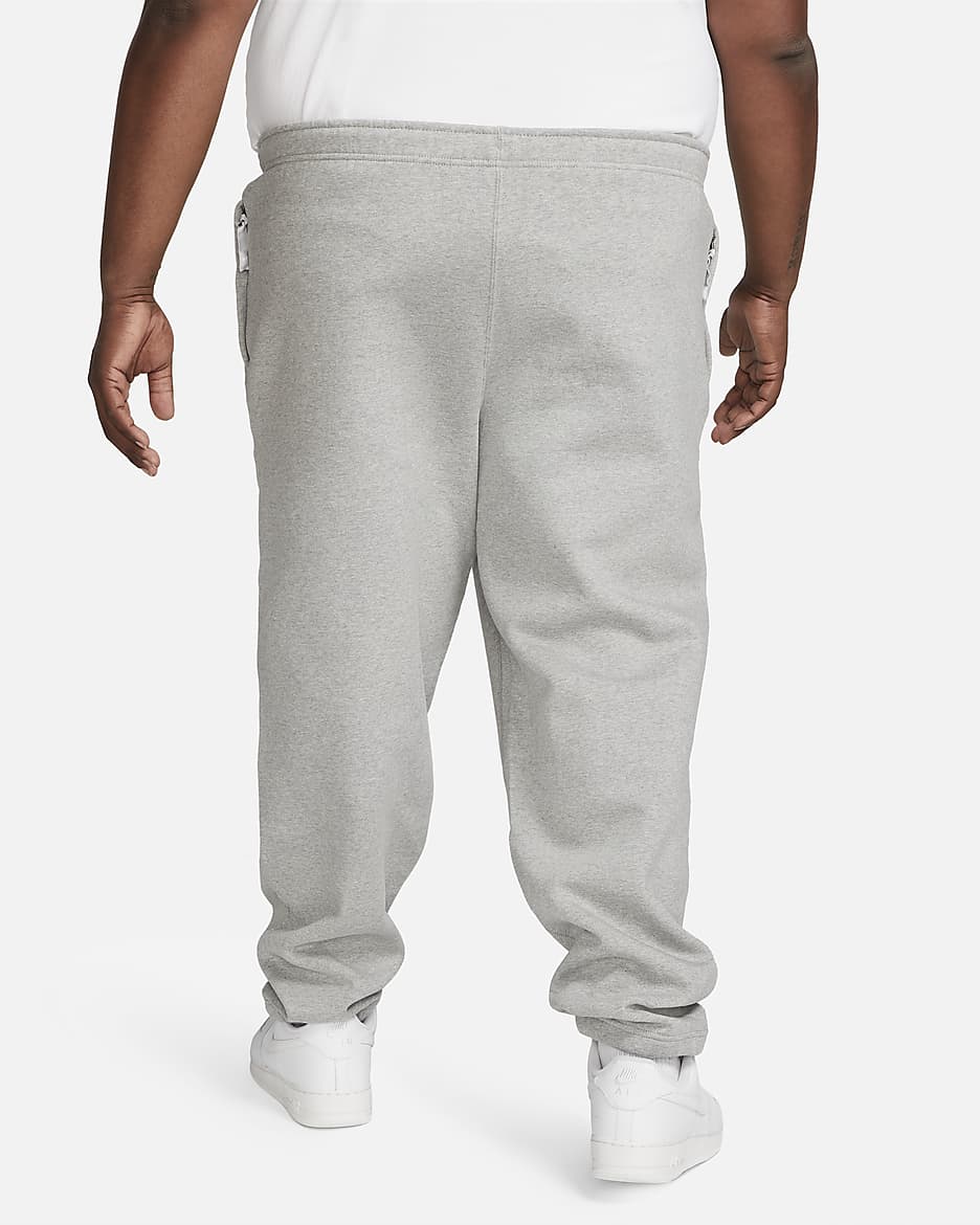 Nike Solo Swoosh Fleece-Hose für Herren - Dark Grey Heather/Weiß