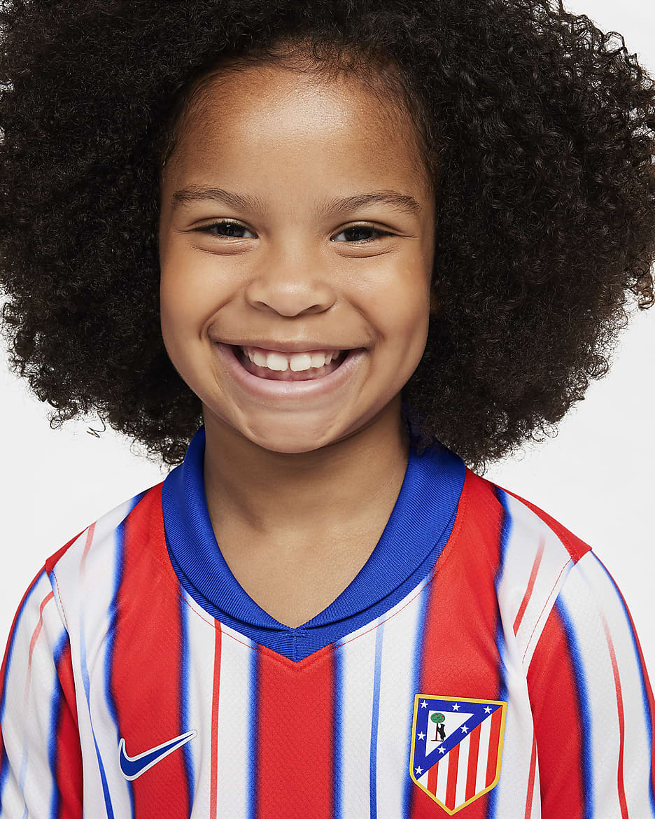 Primera equipación Stadium Atlético de Madrid 2024/25 Equipación de fútbol de tres piezas Replica Nike - Niño/a pequeño/a - Hyper Royal/Carmesí claro/Blanco