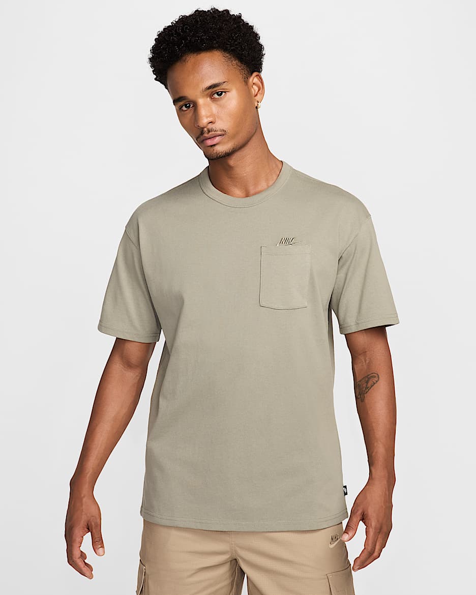 Playera con bolsillo para hombre Nike Sportswear Premium Essential - Militar claro