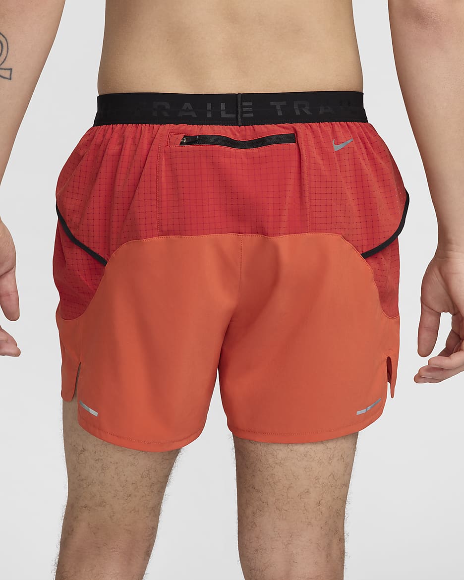 Shorts de correr Dri-FIT de 13 cm con forro de ropa interior para hombre Nike Trail Second Sunrise - Coral vintage/Rojo dragón/Negro