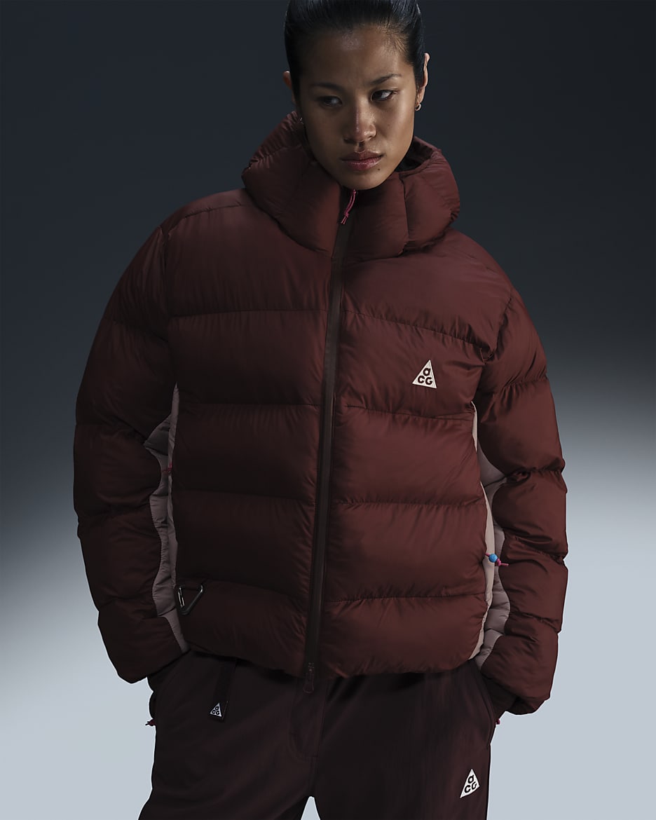 Chamarra con gorro Therma-FIT ADV holgada para mujer Nike ACG "Lunar Lake" PrimaLoft® - Burdeos enérgico/Mena violeta claro/Negro/Blanco cumbre
