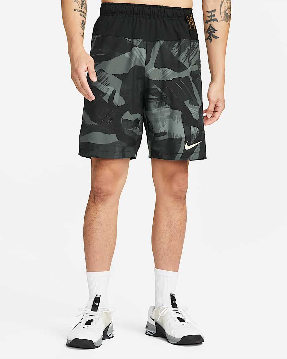 กางเกงฟิตเนสลายพรางขาสั้น 9 นิ้วแบบทอผู้ชาย Nike Dri-FIT Flex - ดำ/ดำ/Coconut Milk