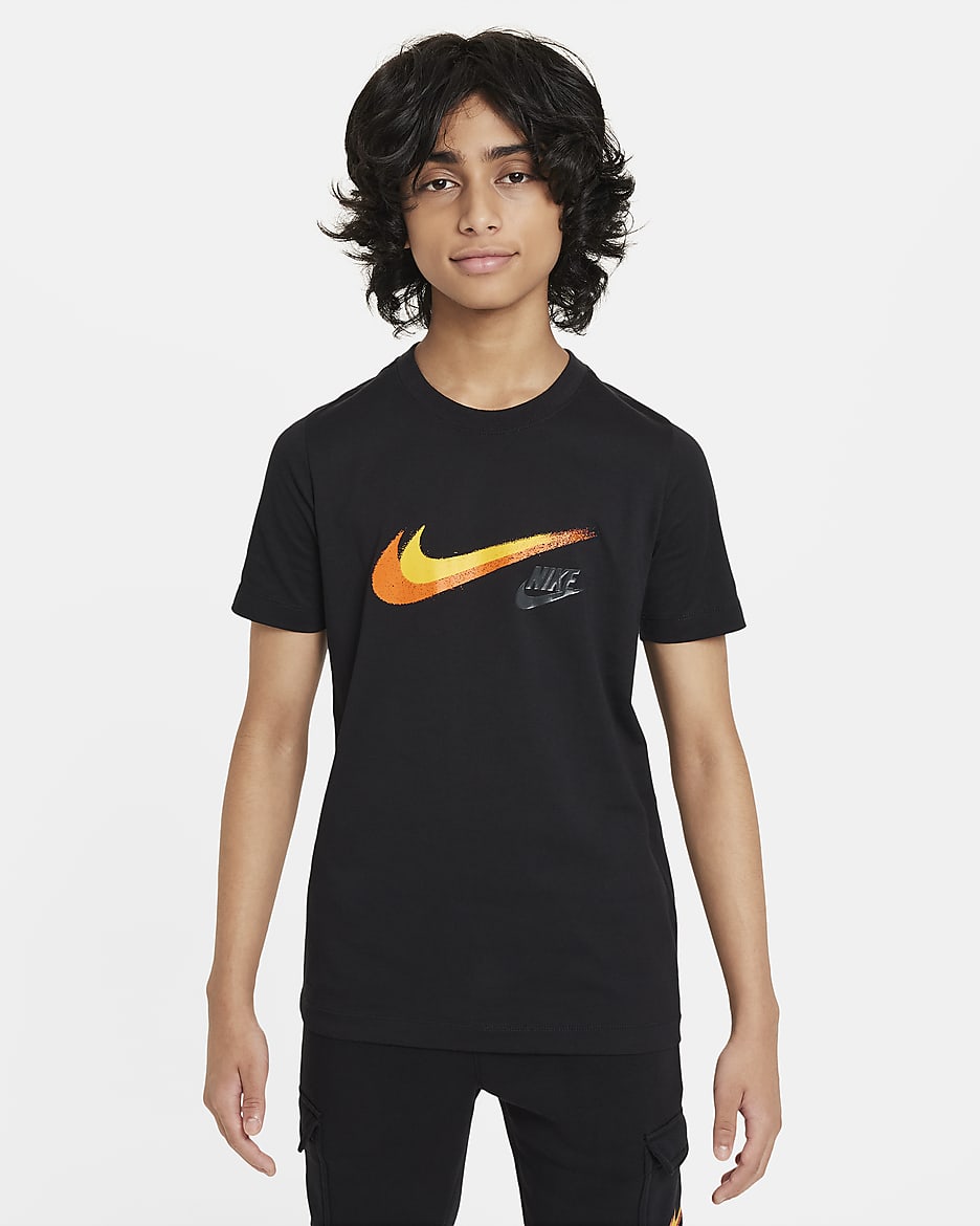 เสื้อยืดเด็กโตมีกราฟิก Nike Sportswear (ชาย) - ดำ