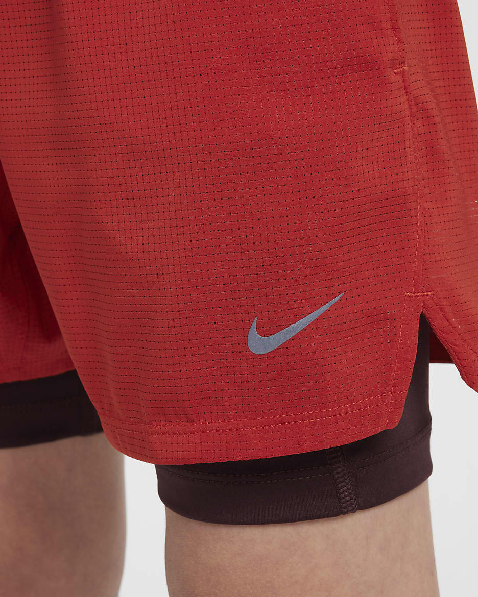 Nike Multi Tech Dri-FIT ADV Trainingsshorts für ältere Kinder (Jungen) - Dragon Red/Burgundy Crush/Schwarz