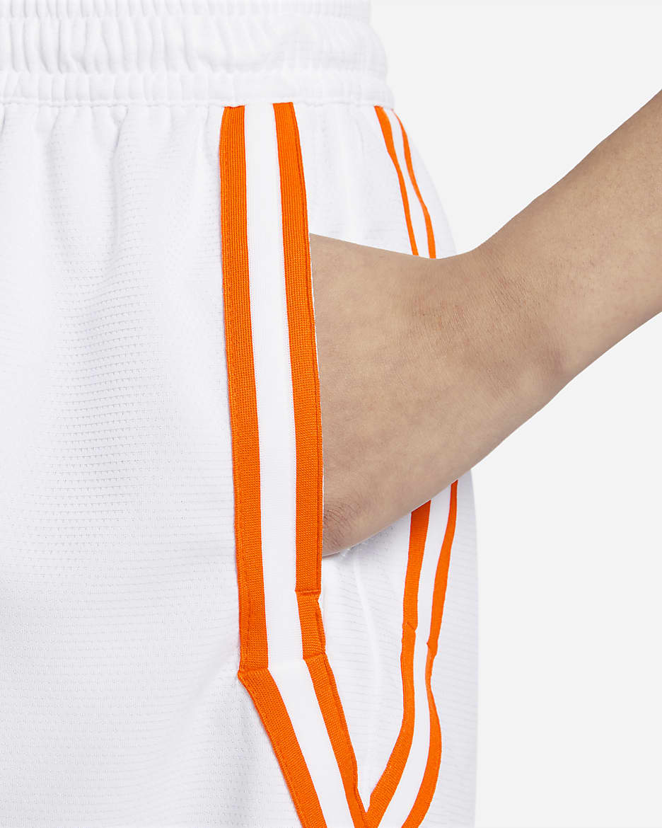 Short Nike Dri-FIT WNBA Team 13 pour femme - Blanc/Brilliant Orange