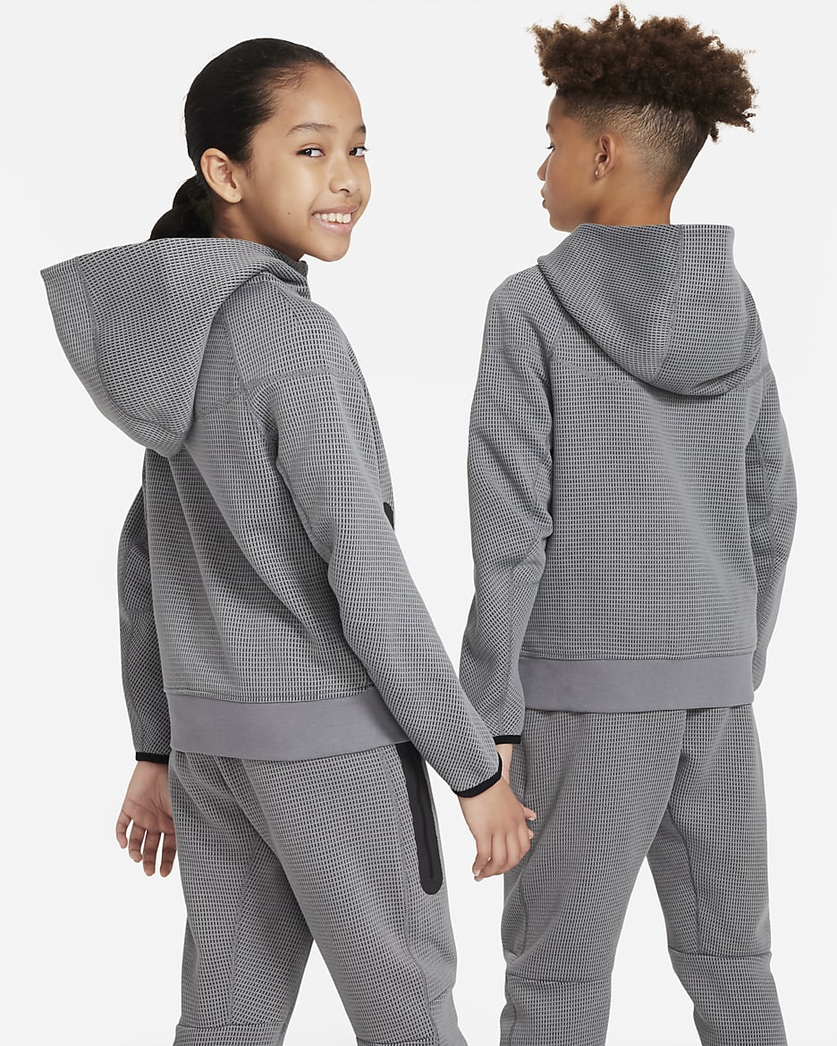 Nike Sportswear Tech winterfester Fleece-Hoodie mit durchgehendem Reißverschluss für ältere Kinder (Jungen) - Smoke Grey/Schwarz/Schwarz