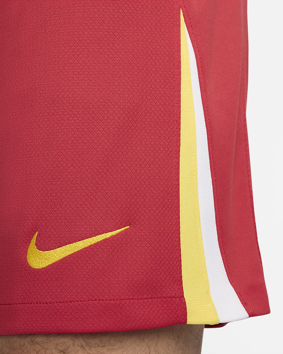 Short de foot Replica Nike Dri-FIT Liverpool FC 2024 Stadium Domicile pour homme - Gym Red/Blanc/Chrome Yellow