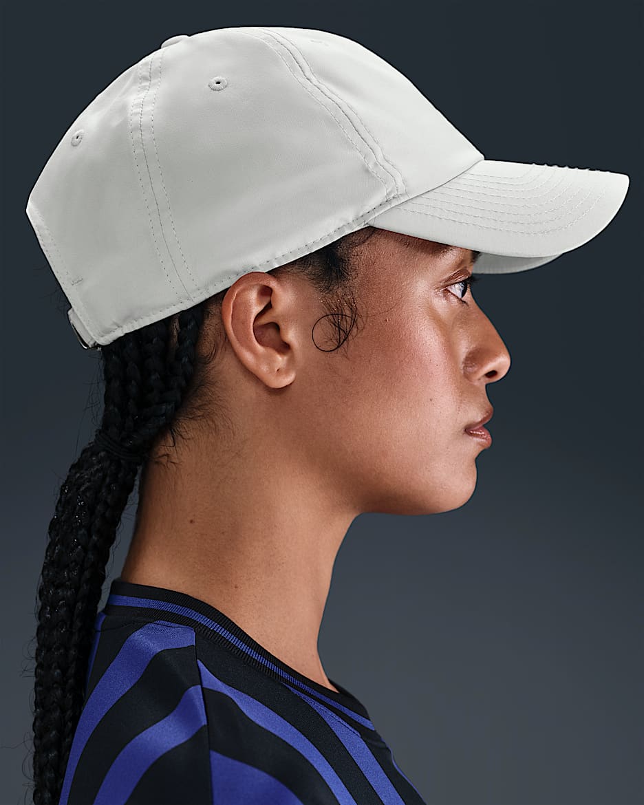 Nike Dri-FIT Club Unstructured Metal Swoosh Cap