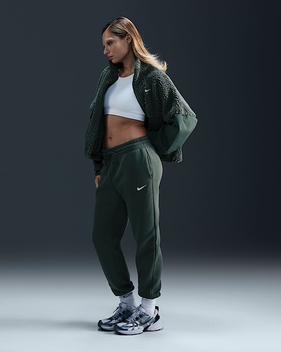 Nike Sportswear Phoenix Fleece Damen-Trainingshose mit mittelhohem Bund - Vintage Green/Sail