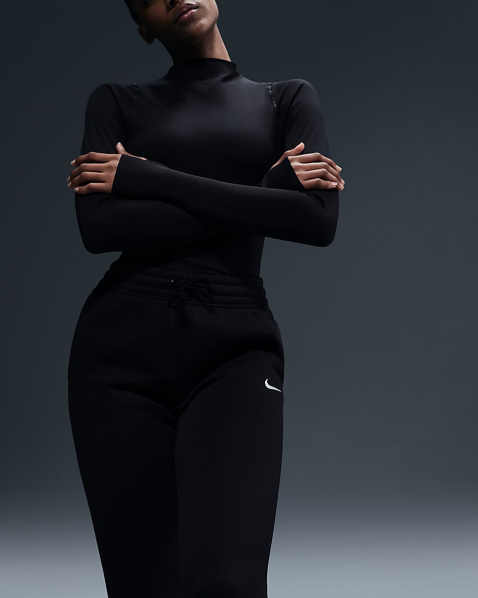 Dámské kalhoty Nike Sportswear Phoenix Fleece se středně vysokým pasem a rozšířeným střihem - Černá/Sail