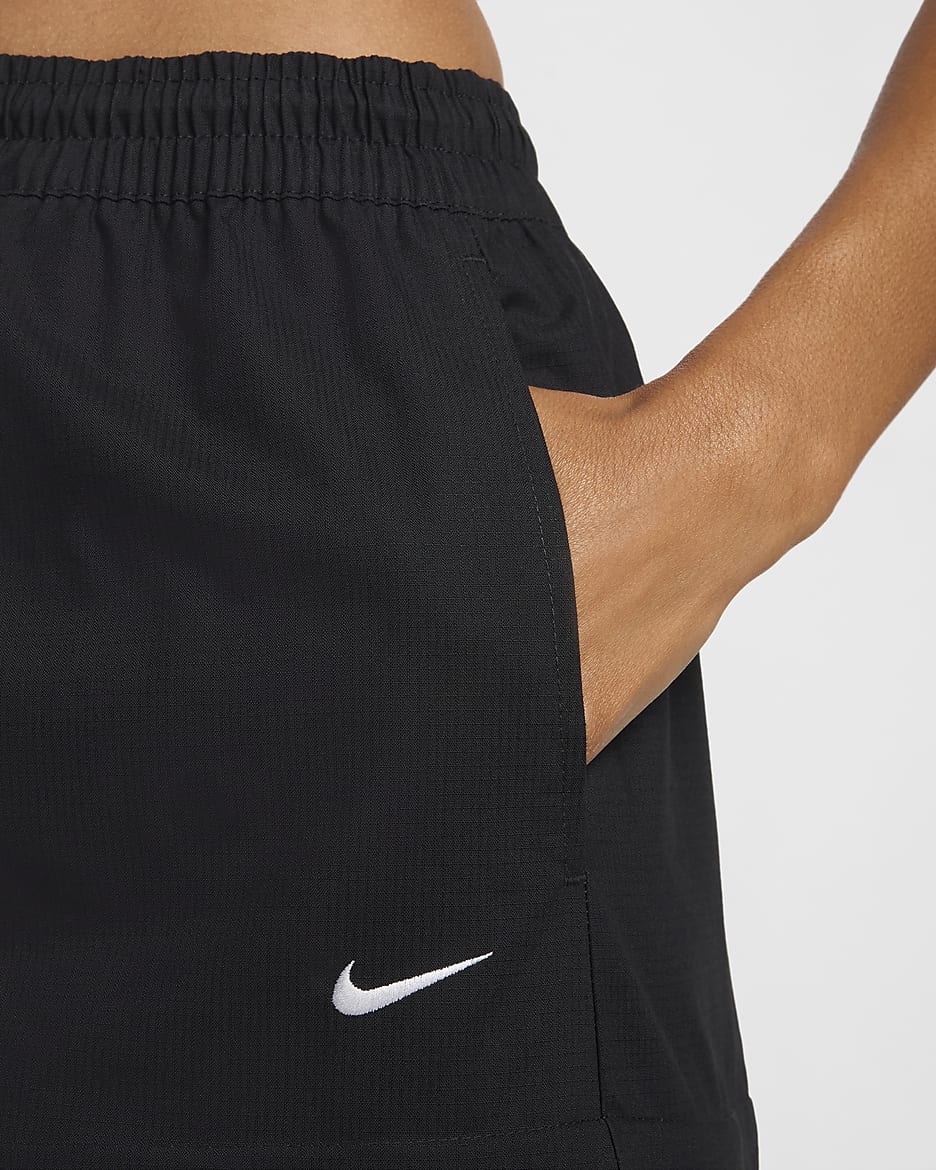 Dámská tkaná cargo sukně Nike Sportswear Essential se střední délkou a středně vysokým pasem - Černá/Bílá