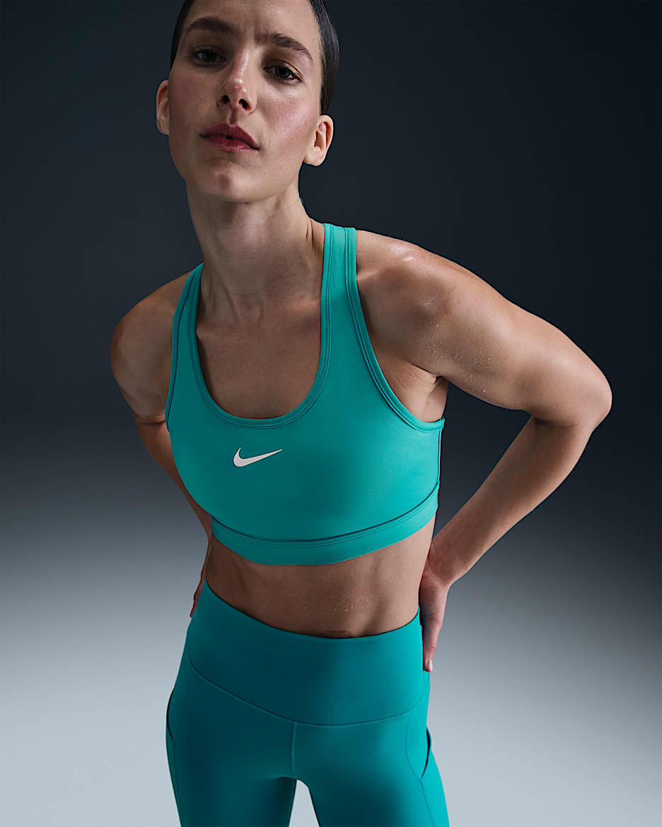 Nike Swoosh gepolsterter Sport-BH mit mittlerem Halt - Dusty Cactus/Weiß