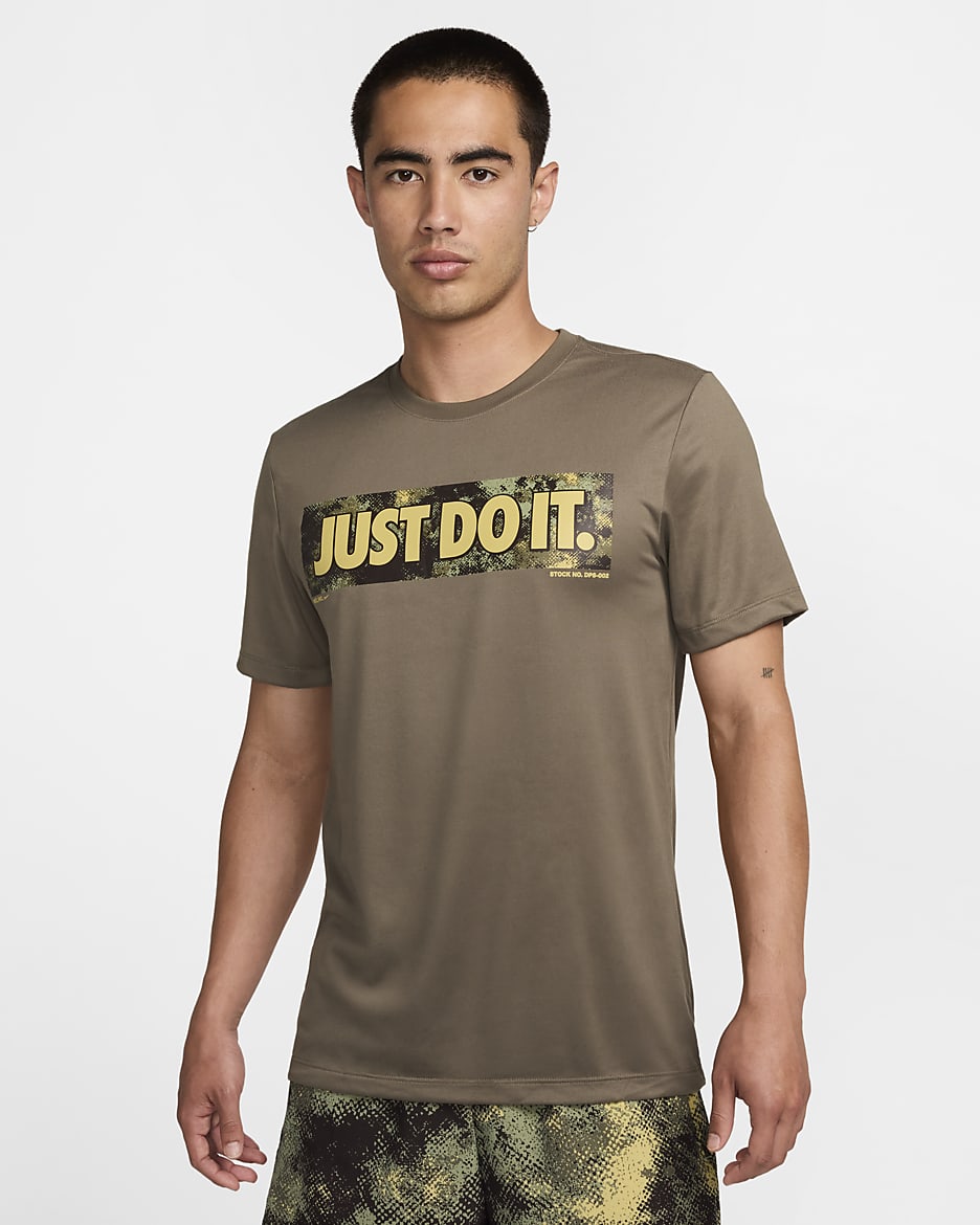 เสื้อยืดฟิตเนสผู้ชาย Dri-FIT Nike - Medium Olive