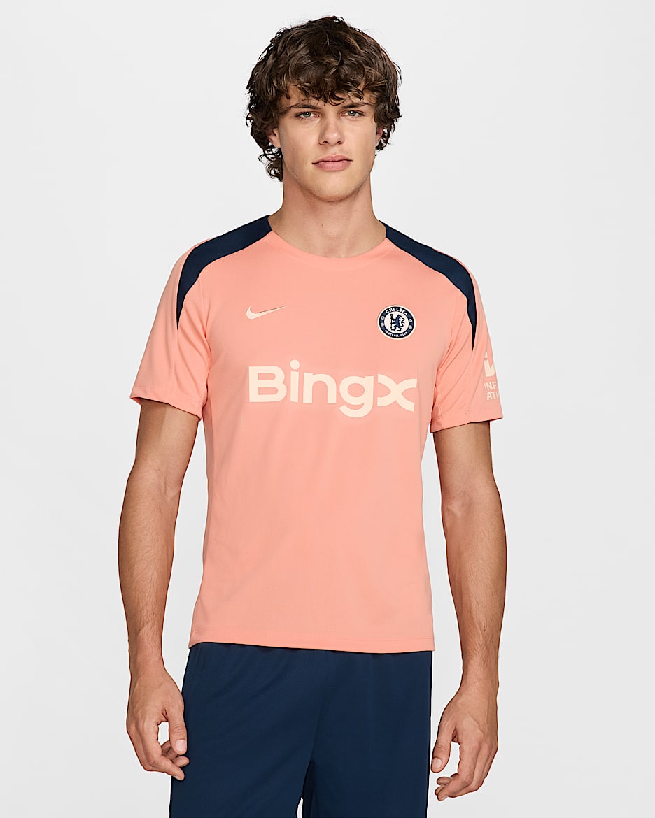 Playera de fútbol de manga corta Nike Dri-FIT para hombre Chelsea FC Strike - Ágata melocotón/Obsidiana/Guayaba hielo