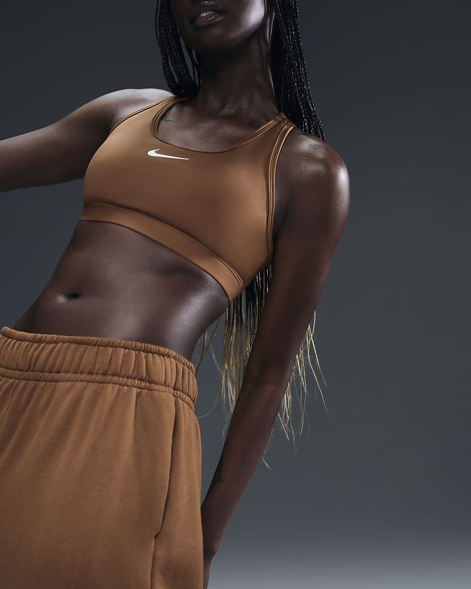 Dámská sportovní podprsenka Nike Swoosh se střední oporou a vycpávkami - Light British Tan/Bílá