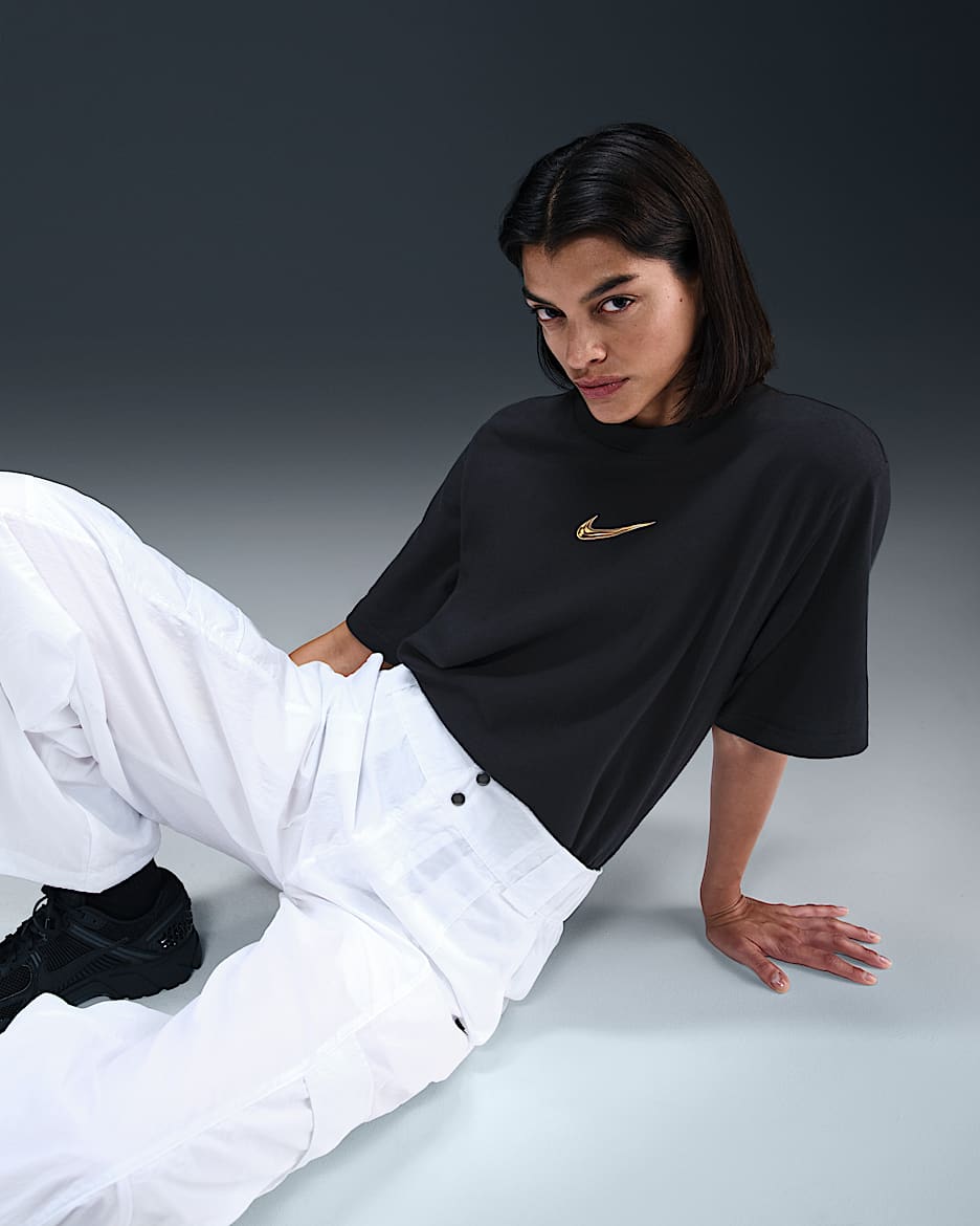 Nike Sportswear Women's Loose Short-Sleeve Graphic T-Shirt