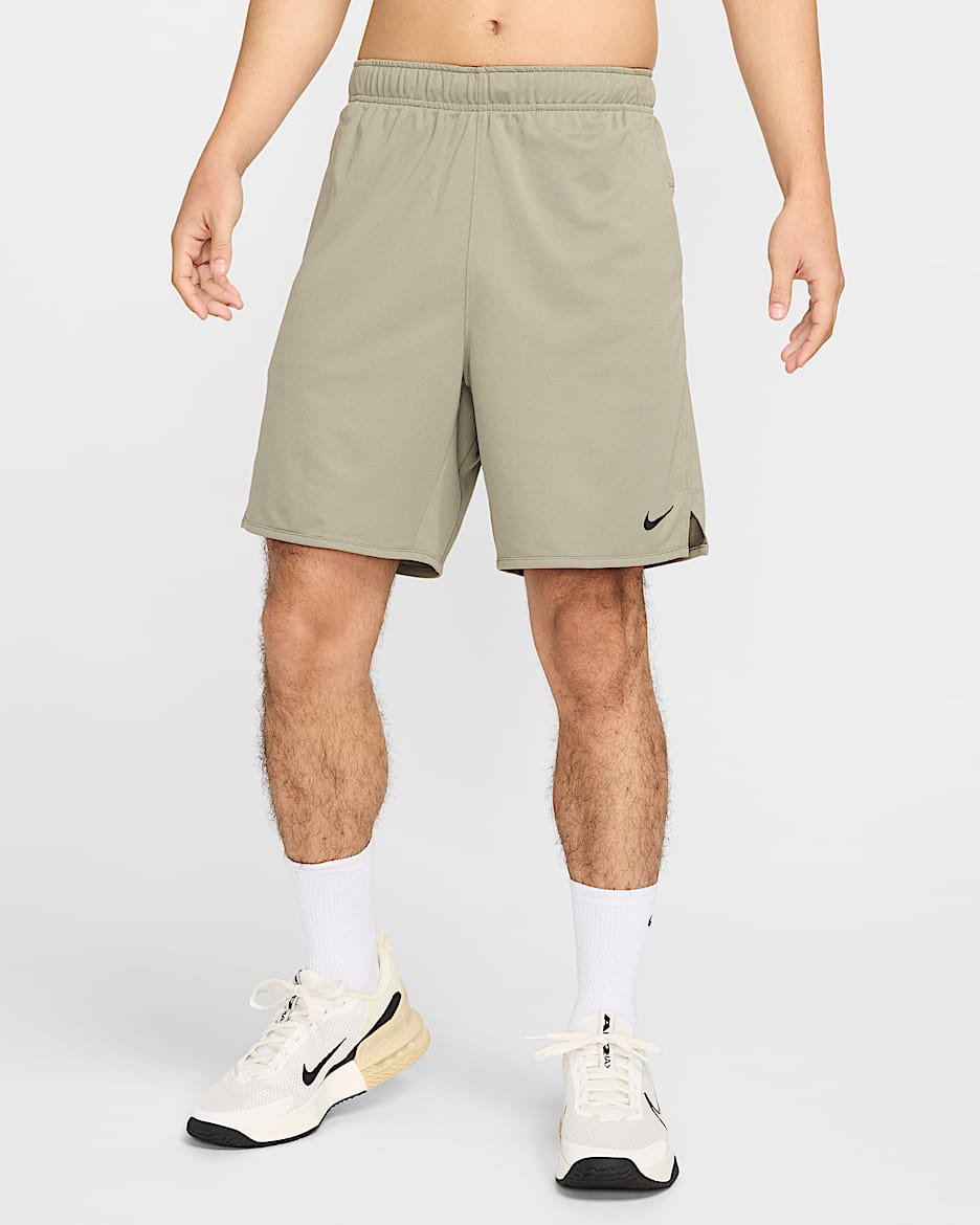 Shorts versátiles sin forro Dri-FIT de 18 cm para hombre Nike Totality - Militar claro/Negro/Militar claro/Negro