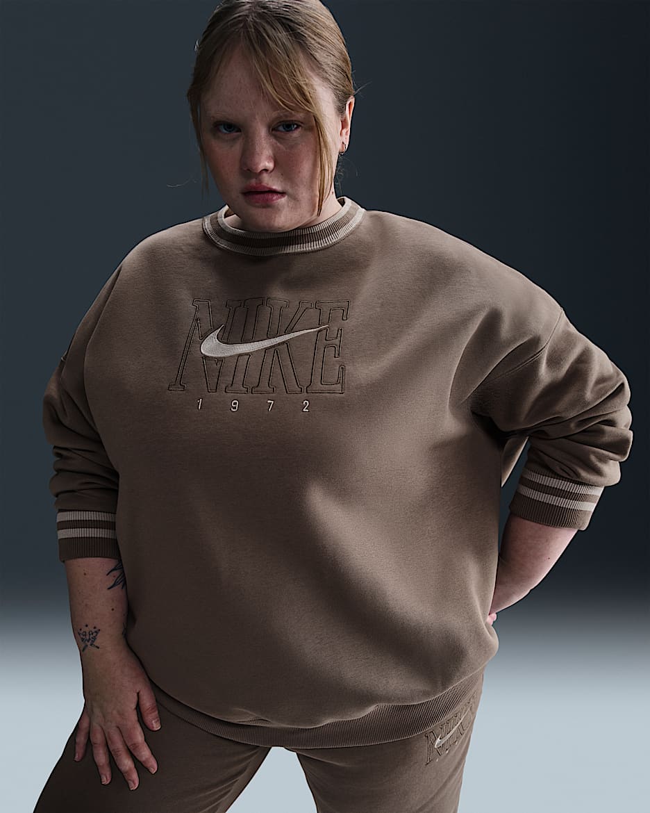 Sudadera de cuello redondo con gráfico oversized para mujer (talla grande) Nike Sportswear Phoenix Fleece - Marrón visón