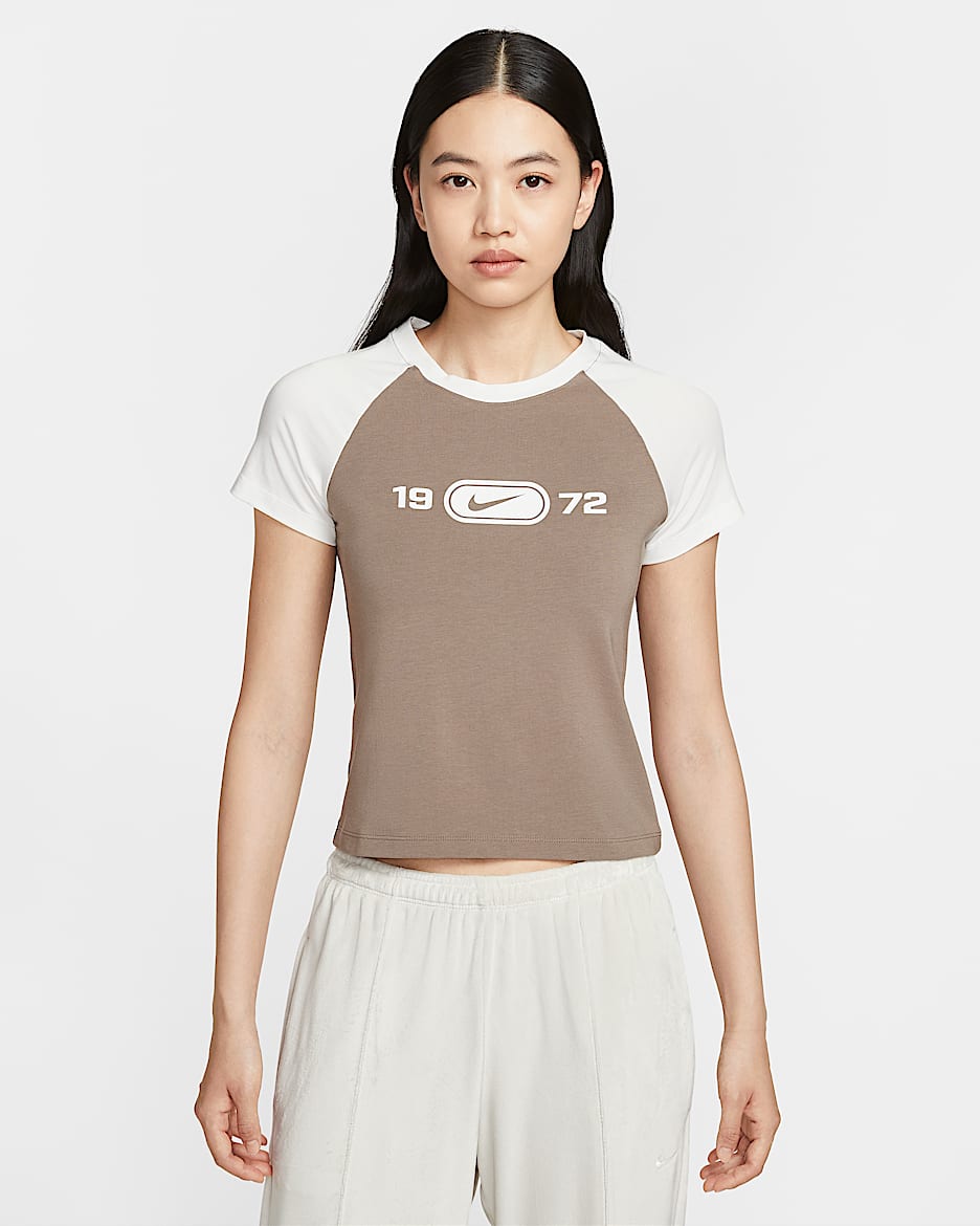 ナイキ スポーツウェア チル ニット ウィメンズ スリム グラフィック Tシャツ - セイル/ミンクブラウン