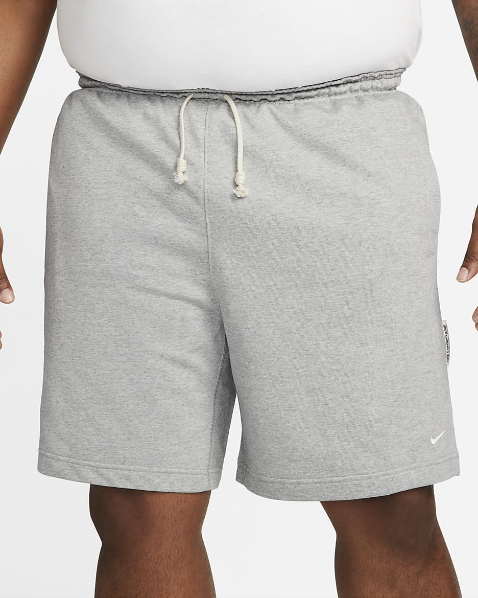 Shorts de básquetbol Dri-FIT de 20 cm para hombre Nike Standard Issue - Gris oscuro jaspeado/Marfil pálido